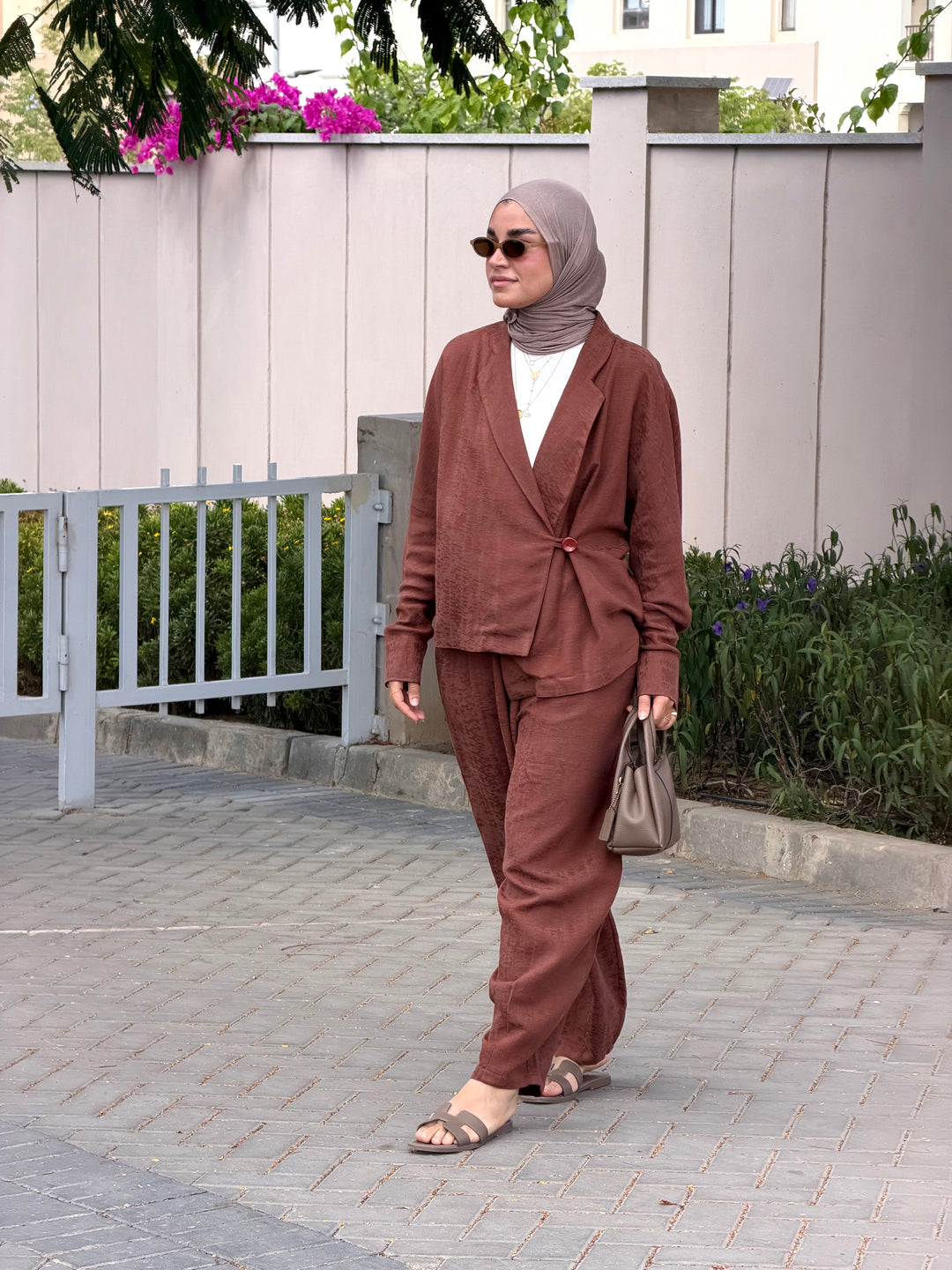The Form Linen Set in brown