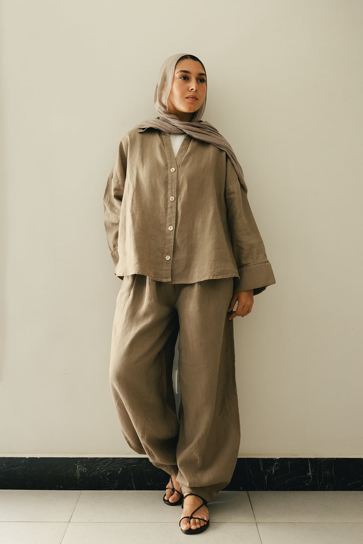 EASE BALLOON PANTS IN Greige
