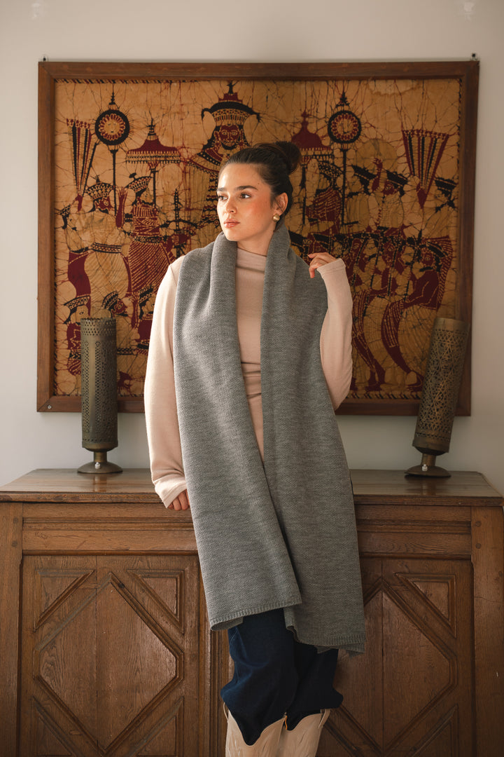 The dreamy shawl in grey