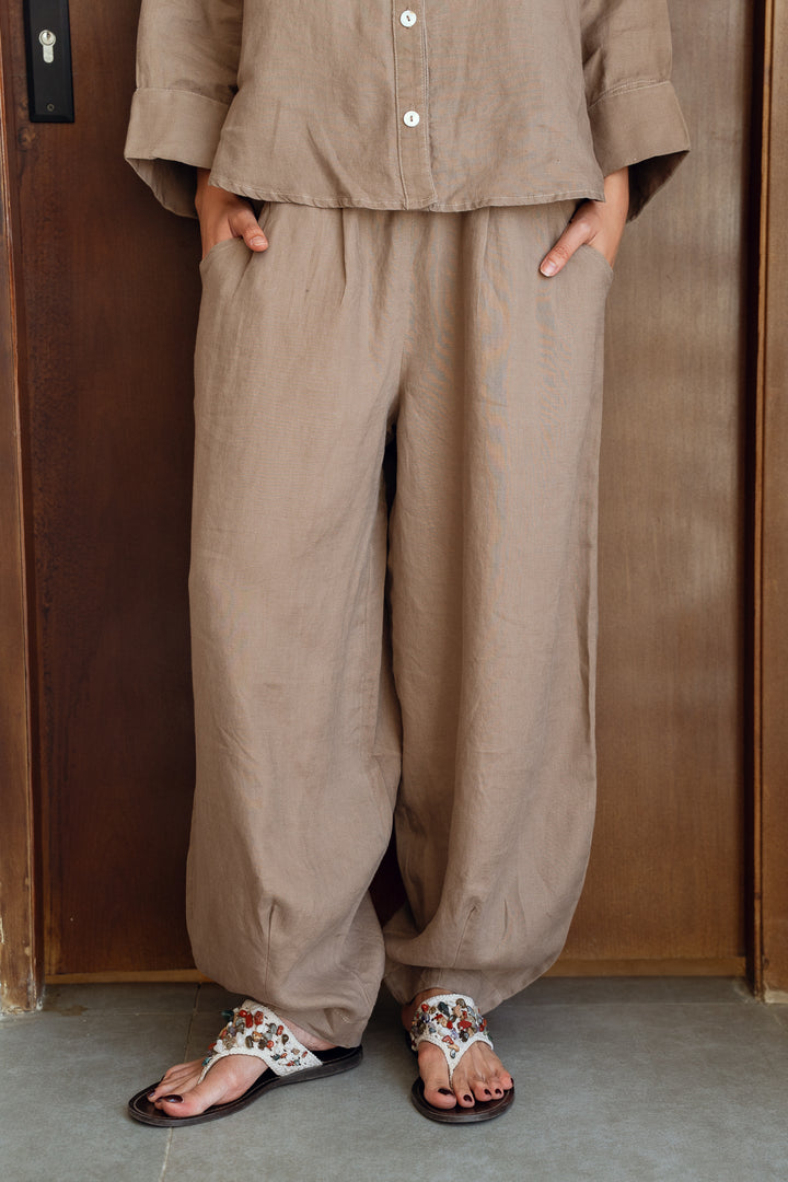 EASE BALLOON PANTS IN Greige