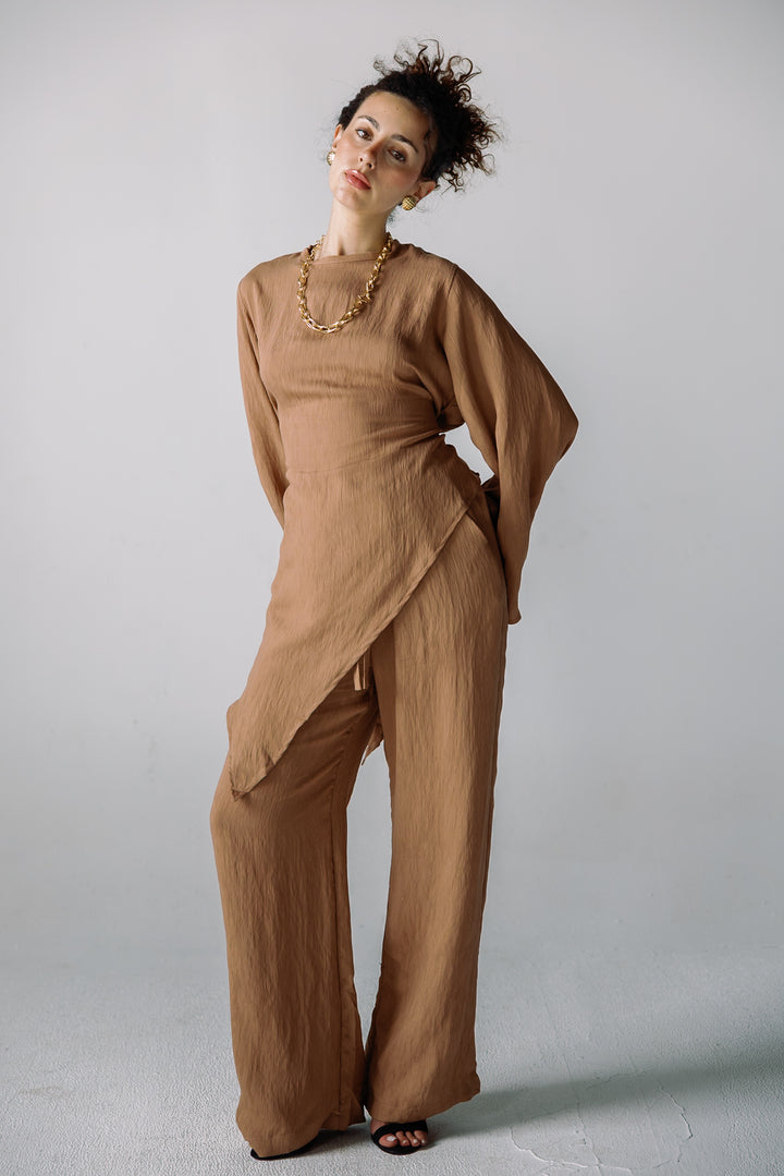 Eve set in camel