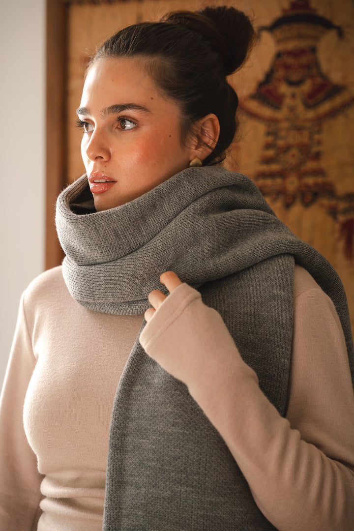 The dreamy shawl in grey