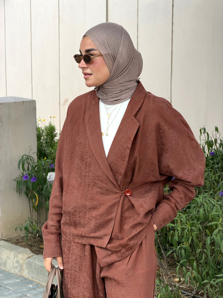 The Form Linen Set in brown