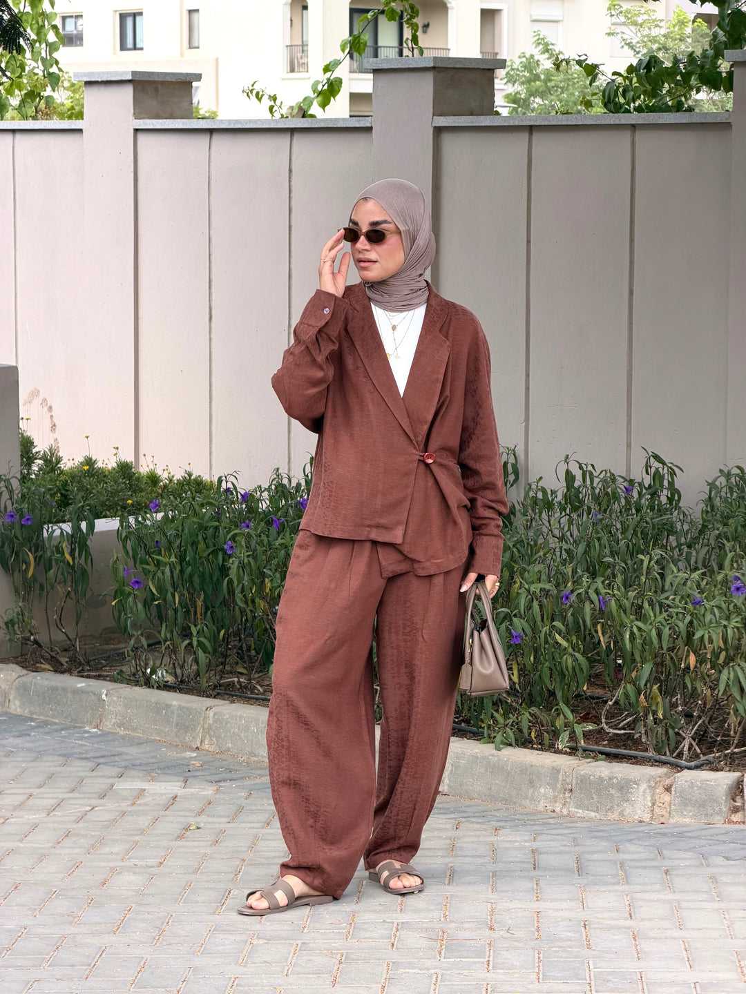 The Form Linen Set in brown