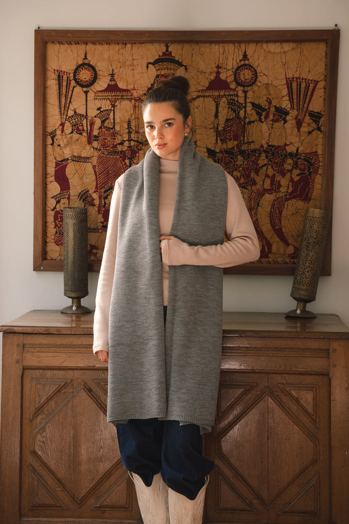 The dreamy shawl in grey