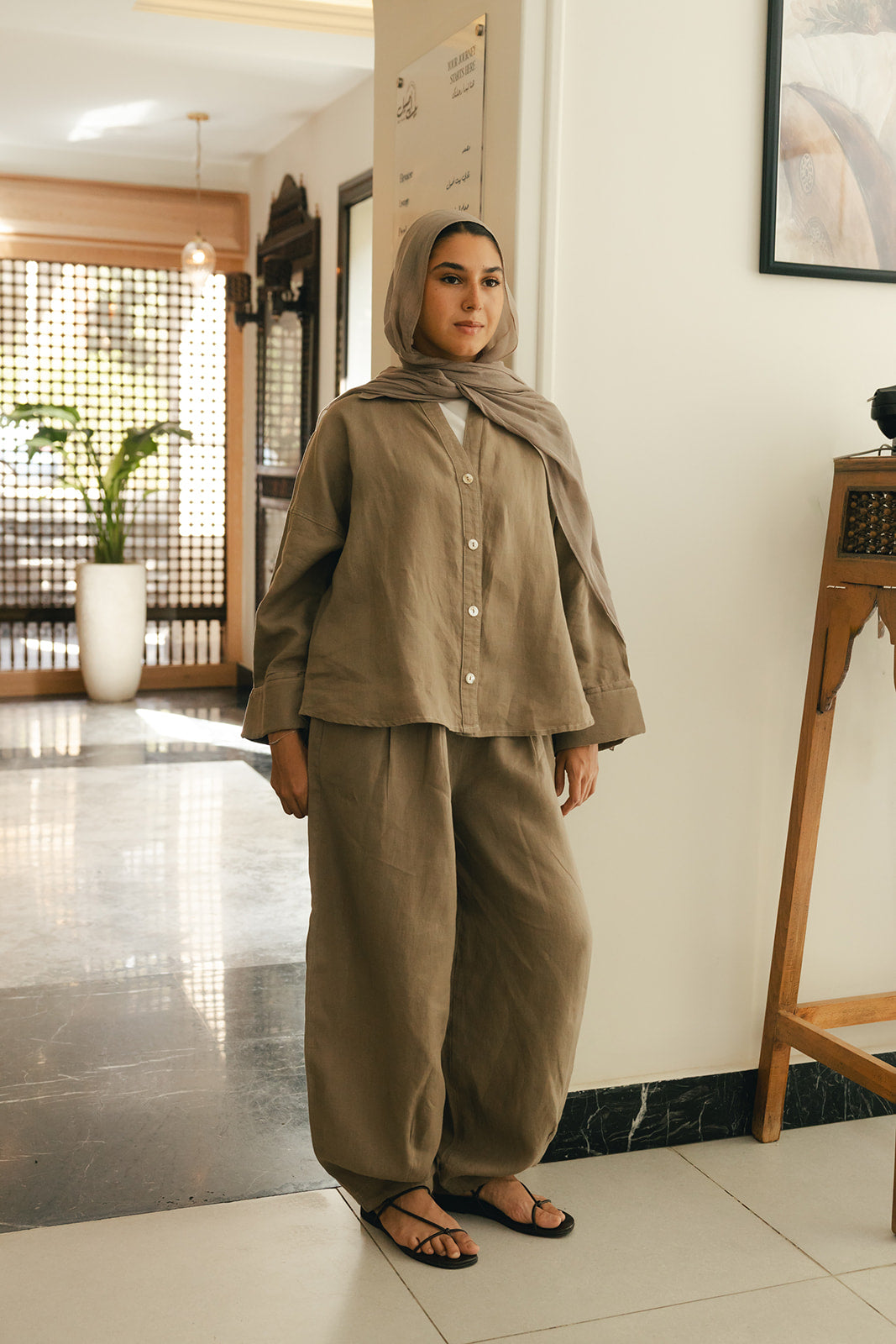 EASE BALLOON PANTS IN Greige