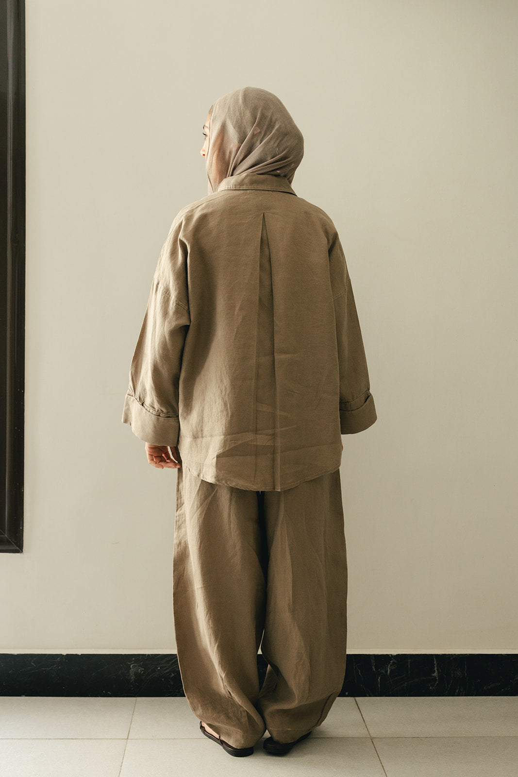 EASE BALLOON PANTS IN Greige