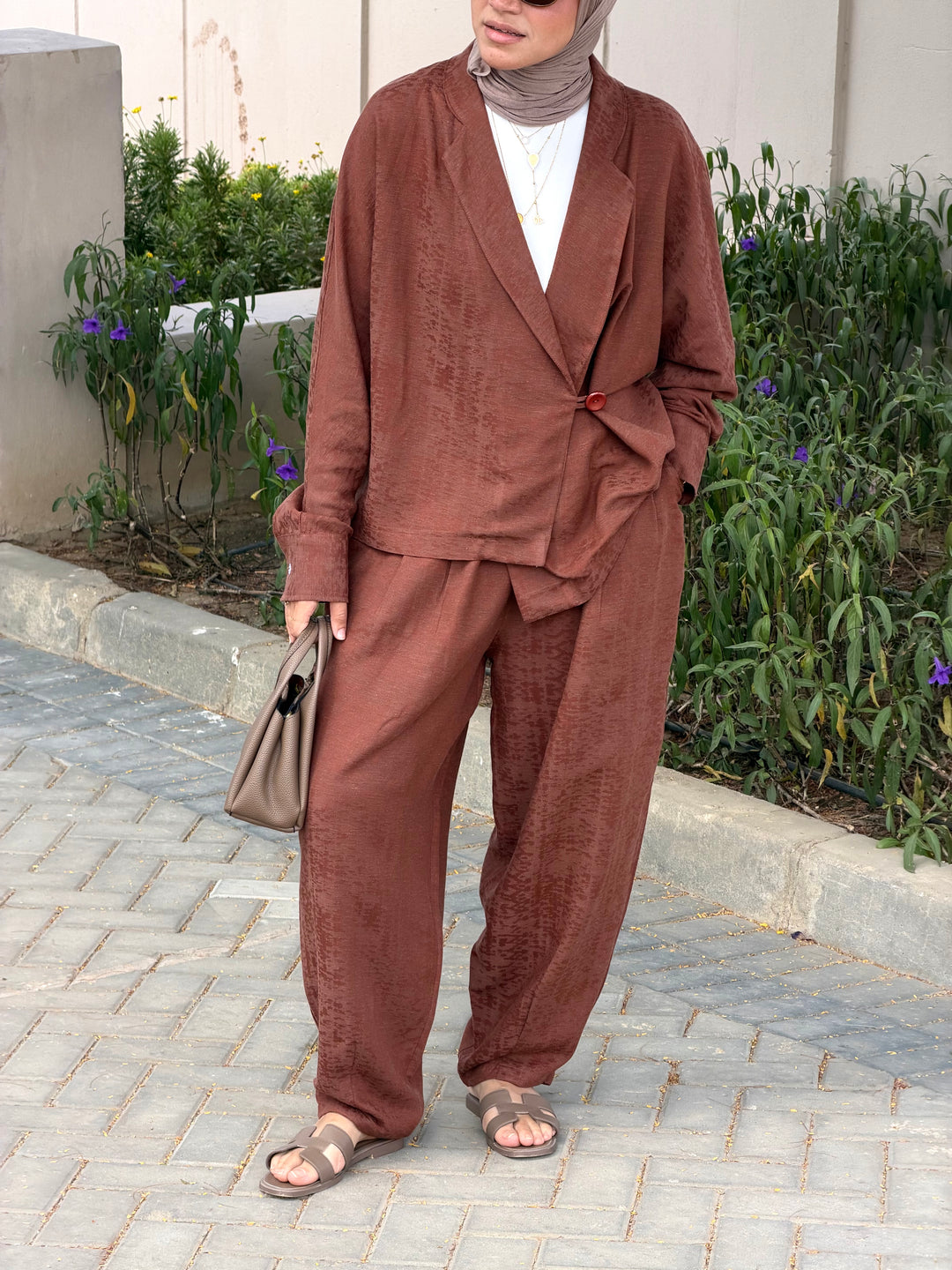 The Form Linen Set in brown