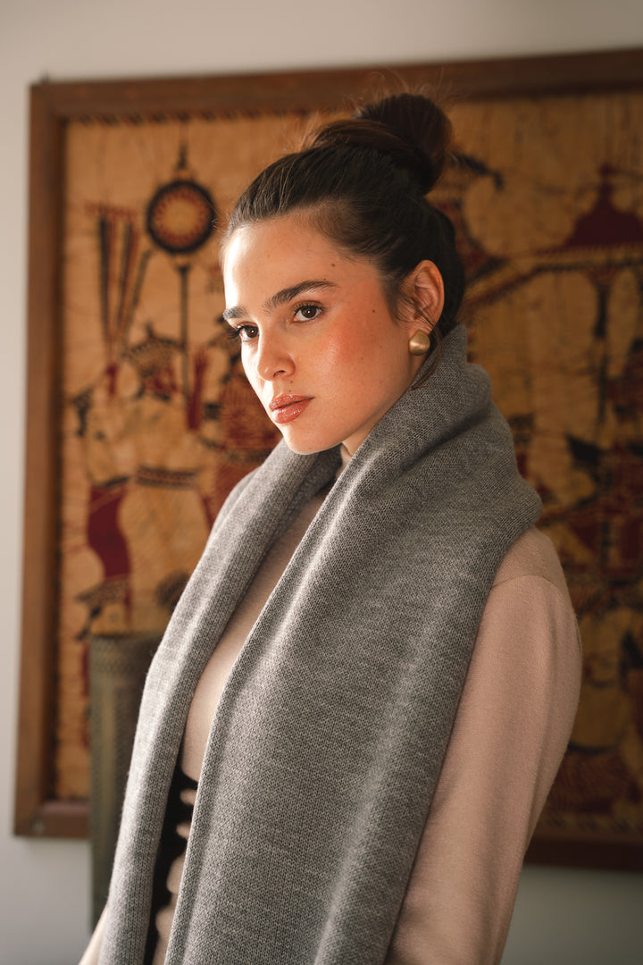 The dreamy shawl in grey