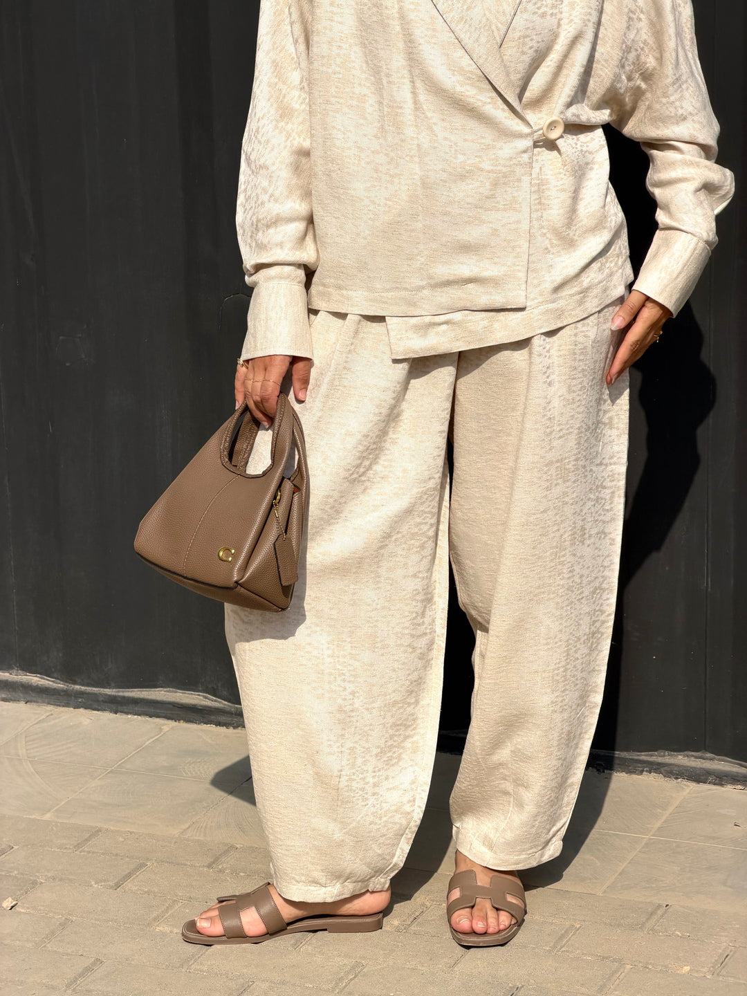 The Form Linen Set in beige