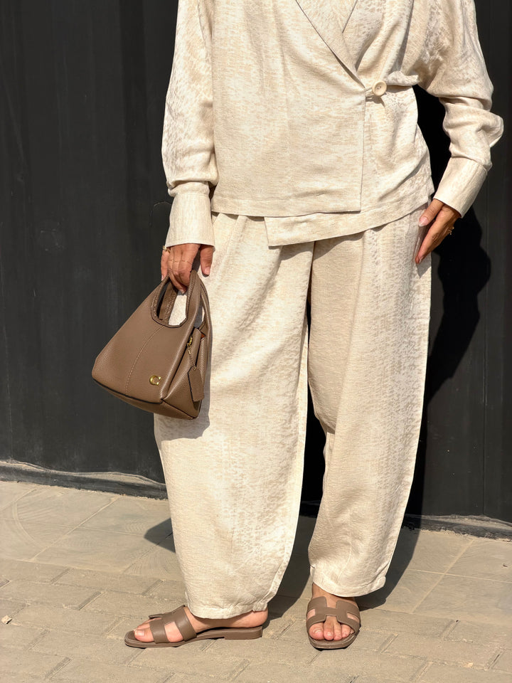 The Form Linen Set in beige